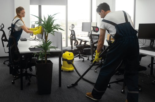 Addetti alle pulizie al lavoro in un ufficio open space a Catanzaro