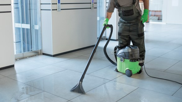 Lavaggio di un pavimento con lavasciuga professionale dopo un cantiere