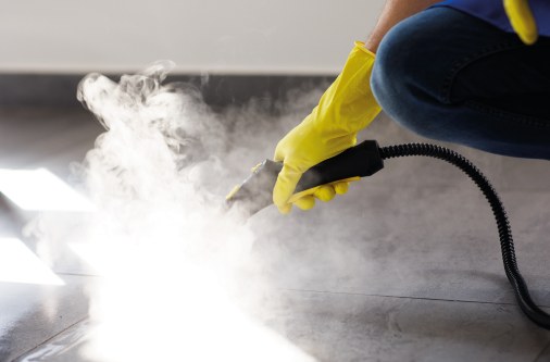 Pulizia a vapore di un pavimento con attrezzatura professionale